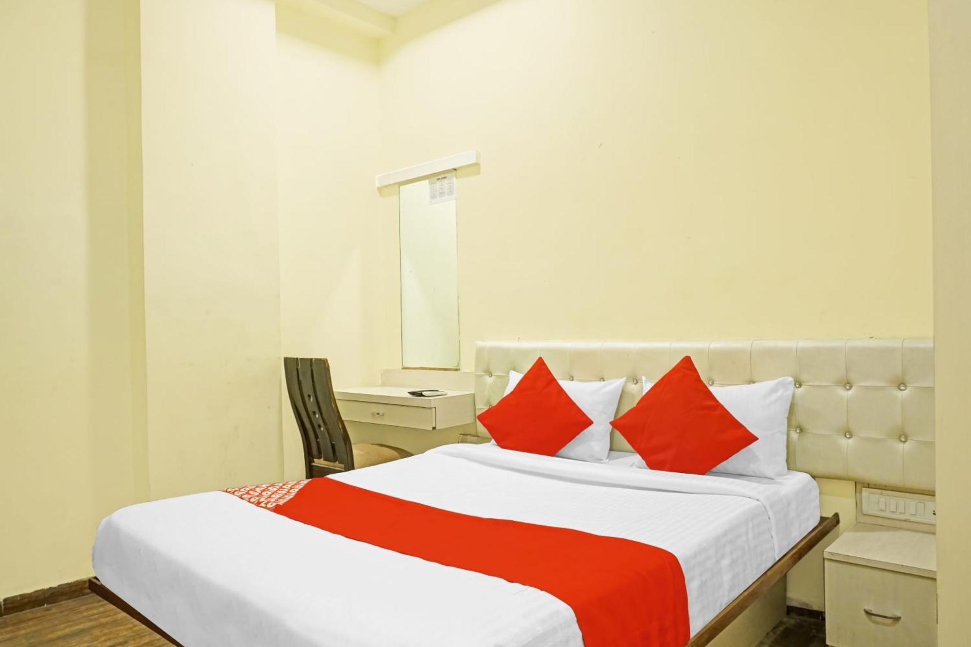 Hotel O 24K Inn Mundhva Exterior photo